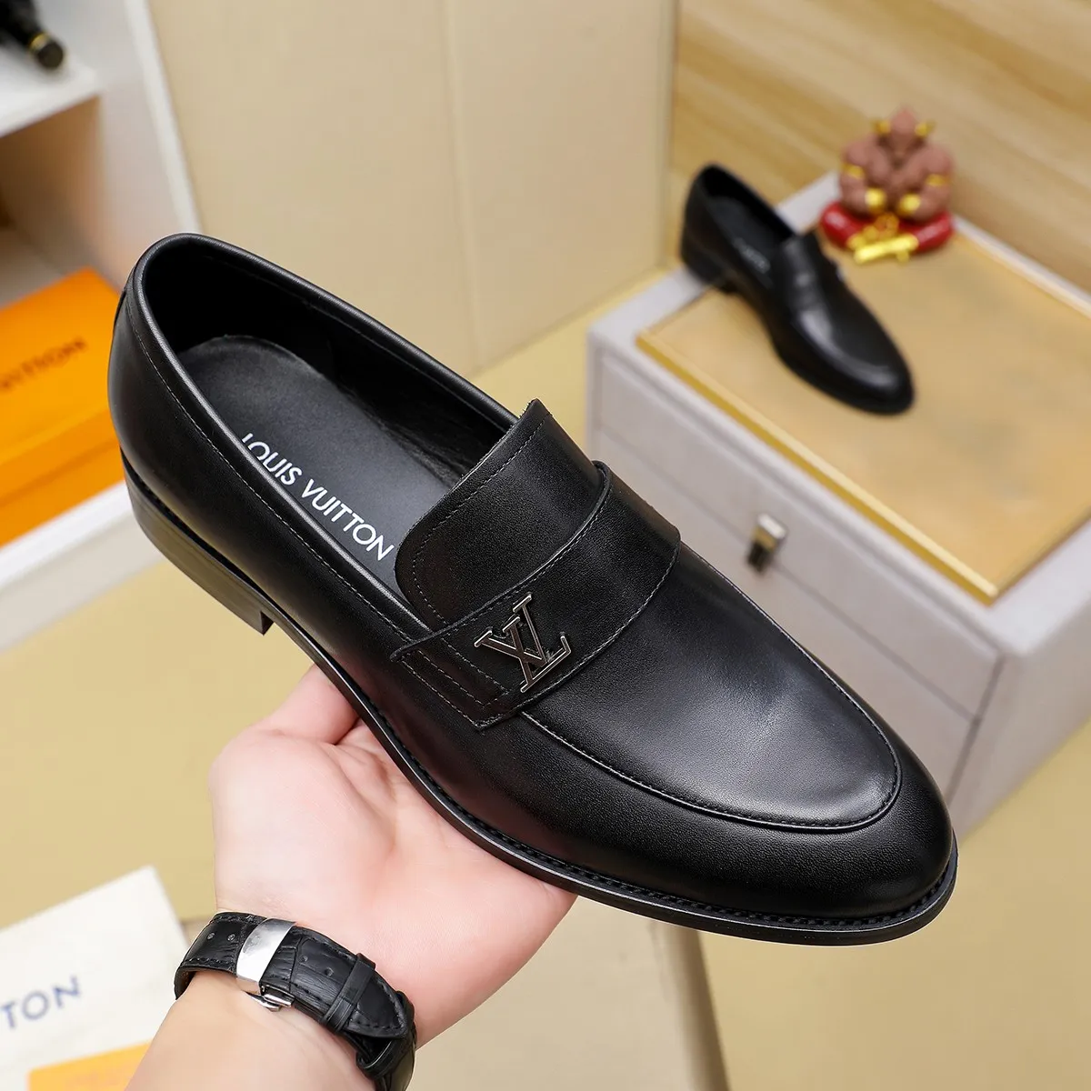 Men's Men's Shoes 💰420 💰[Louis Vuitton] LV high-end business formal leather shoes! ! Luxurious and elegant style, equal emphasis on practicality and style, professional focus on details and quality, counter original 1⃣️: 1⃣️ super accurate reproduction👍🏻! Material: The upper is made of imported original soft 🐂cowhide ➕imported first-layer sheepskin lining. Original anti-slip and wear-resistant outsole! Code number: 39--45, (38.46 custom-made) Large quantities in stock!